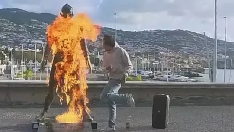 &lsquo;This Is God&rsquo;s last warning&rsquo;: Cristiano Ronaldo statue set on fire with ominous message - Ảnh 1